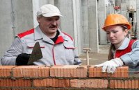 Лукашенко на стройке обвинили в нарушении техники безопасности 