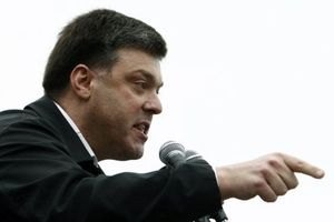 Тягнибок призывает людей выйти на защиту результатов голосования