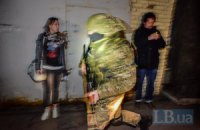 Під будівлю "Укрнафти" підвезли автоматників, під'їхала бронемашина (Оновлено)