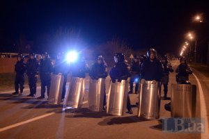Жители Новых Петровцев жалуются: "Беркут" не пускает домой