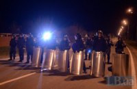 Жители Новых Петровцев жалуются: "Беркут" не пускает домой