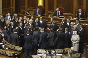 Бютовцы пытаются заблокировать парламентскую трибуну