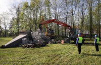 У Польщі знесли пам’ятник "подяка червоній армії”