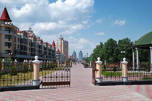 На Оболонской набережной убрали забор, установленный богачами
