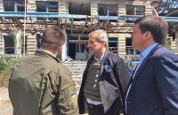Єврокомісар Ган з'їздив у зруйноване війною Широкине