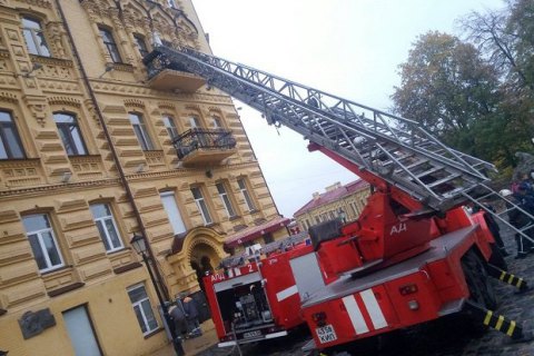 Из горящего дома на Андреевском спуске спасатели вытащили двоих детей