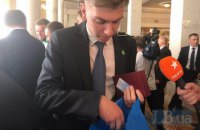 Депутатам разом з посвідченням видали Конституцію і регламент