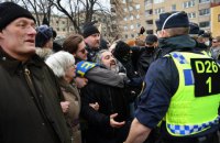 В Стокгольме полиция разогнала митинг против карантинных ограничений, пострадали полицейские
