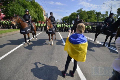 Двое полицейских получили легкие травмы во время Марша равенства