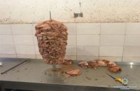 В Киеве нашли подпольное производство мясных заготовок для шаурмы
