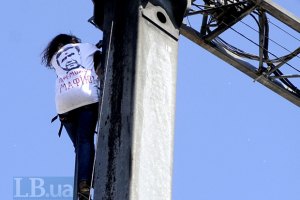 Защитники Гостиного двора спустились с крана 