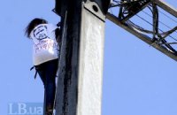 Защитники Гостиного двора спустились с крана 