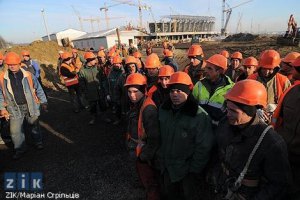 В Киеве люлька со строителями упала с восьмого этажа: есть жертвы