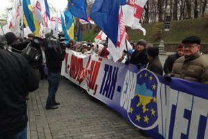 "Батькивщина" заявляет, что возле Кабмина глушат частоты 