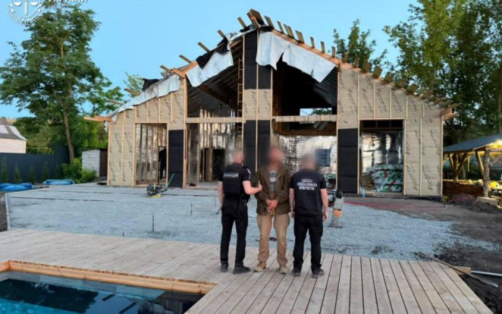 На Одещині командир військової частини задіяв десятки солдатів для будівництва власної садиби