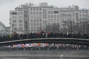 В Москве может обвалиться мост с митингующими