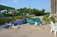 Неизвестные снесли депутатские приемные у входа на скандальную стройку в Киеве