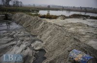 В Киеве продолжают незаконно добывать песок