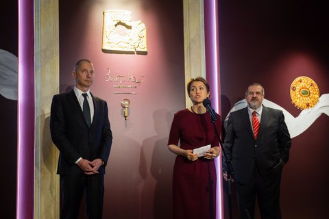 Ложкин открыл в АП фотовыставку исторических памятников из Крыма