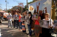 Возле мэрии Киева прошел молчаливый пикет в поддержку избитой активистки