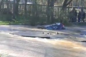 В Киеве автомобиль провалился под асфальт