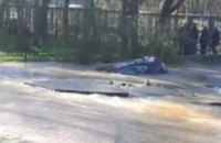 В Киеве автомобиль провалился под асфальт