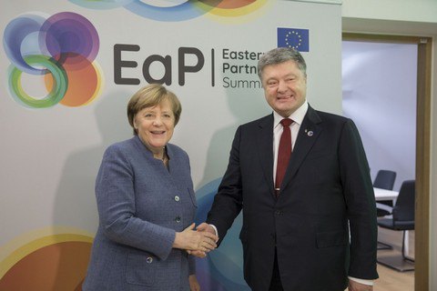 ​Порошенко обсудил с Меркель ситуацию на Донбассе