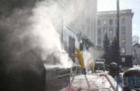 Офис президента третий день отмывают от граффити. Фоторепортаж