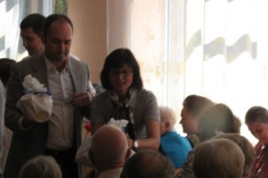 Регионалка Горина раздавала харьковчанам подарочные сертификаты на косметику