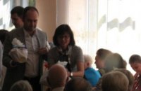 Регионалка Горина раздавала харьковчанам подарочные сертификаты на косметику