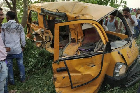 13 детей погибли в Индии при наезде поезда на школьный автобус