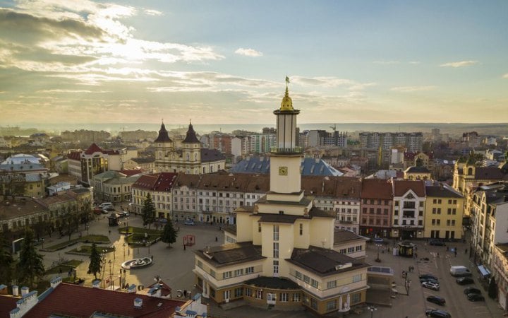 В Івано-Франківську внаслідок удару пошкоджено будинок (доповнено)