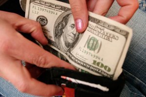 Украинцы предпочитают зарплату в гривнах, а сбережения в долларах