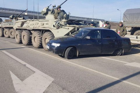 В Крыму БТР протаранил легковушку