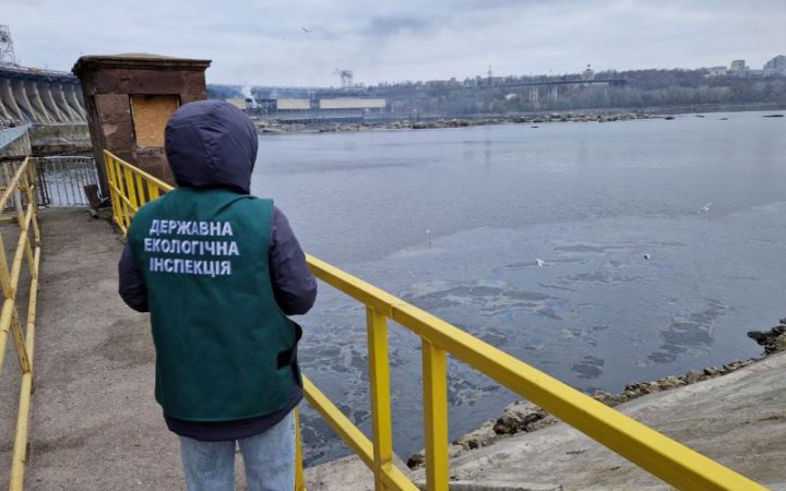 Після влучання в ДніпроГЕС екологи зафіксували засмічення ґрунтів і витік нафтопродуктів 