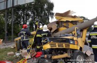 В Ровно микроавтобус влетел в электроопору: один погибший, трое раненых