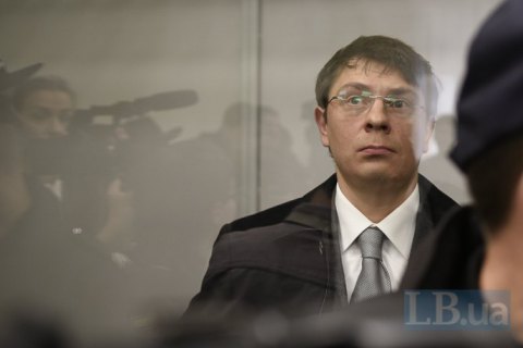 Крючков сдал загранпаспорт и надел электронный браслет