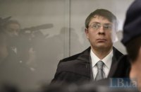 Крючков сдал загранпаспорт и надел электронный браслет