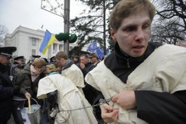 Милиция не дала активистам-зомби развернуться на полную