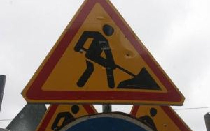 В Києві на місяць обмежать рух на з’їзді з Дніпровського узвозу на Набережне шосе