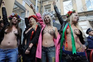 Активисток FEMEN задержали и увезли в автозаке