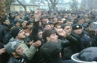 Участники беспорядков на севере Азербайджана перешли к поджогам