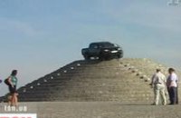Днепропетровец застрял на внедорожнике на пирамиде 