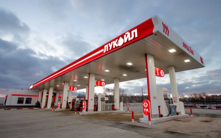 "Лукойл" зупиняє свої заводи в Росії