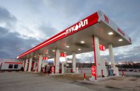 "Лукойл" зупиняє свої заводи в Росії