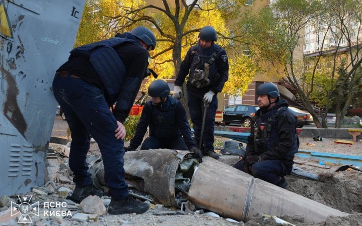 У Києві сапери вилучили бойову частину балістичної ракети, яка впала у дворі багатоповерхівок