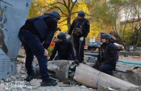 У Києві сапери вилучили бойову частину балістичної ракети, яка впала у дворі багатоповерхівок