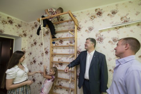 Порошенко в воскресенье пришел в гости к танкисту