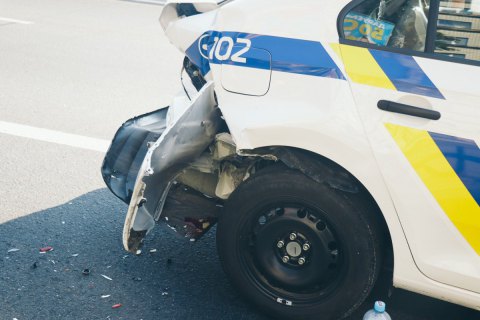 В Киеве нигериец без прав на джипе влетел в полицейскую машину