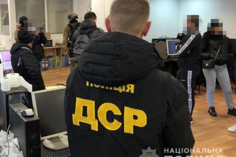 Правоохранители разоблачили сеть мошеннических call-центров, работники которых представлялись сотрудниками банков 